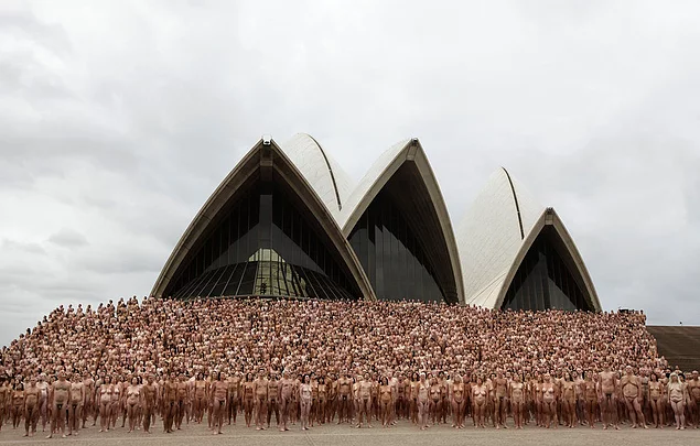 Yaklaşık 5200 kişi, sabahın erken saatlerinde Sydney Opera Binası önünde. 1 Mart 2010.