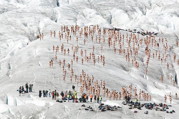 9. İsviçre'de bulunan Aletsch Buzulu'nda gerçekleştirilmiş bu çekim, küresel ısınmaya dikkat çekmeyi hedefleyen bir Greenpeace kampanyası için hazırlanmıştı. 18 Ağustos 2007.