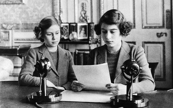 11. Prenses Margaret ve Elizabeth radyo programı için hazırlanıyor... 1940