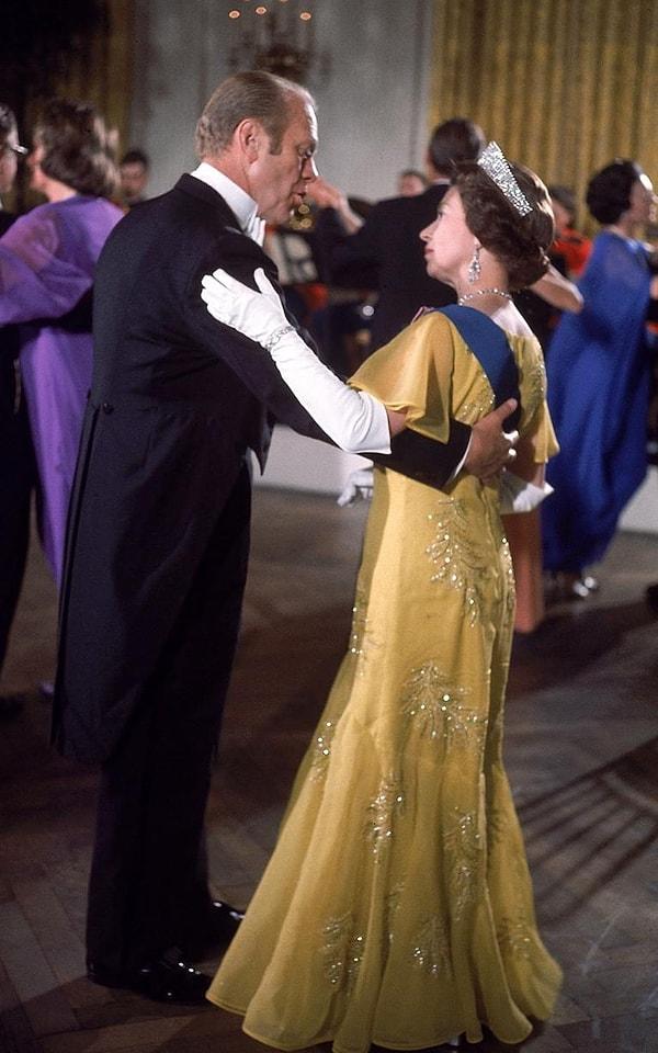 40. Başkan Gerald Ford, Kraliçe ile Washington DC'de Beyaz Saray'da devlet yemeği sırasında dans ediyor...1976