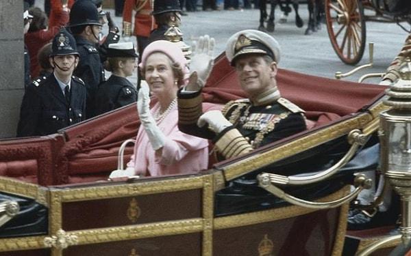 41. 1977 "Gümüş Jübile" kutlamalar sırasında Kraliçe ve Prens Philip