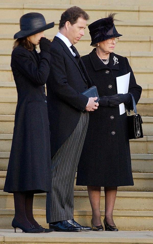 50. 2002 Prenses Margaret cenaze töreninde Kraliçe Margaret çocukları ile Windsor Kalesi St. George Şapeli'nde