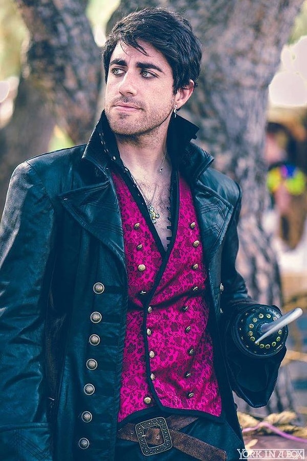 7. ... и его любимого капитана Крюка из "Однажды в сказке".