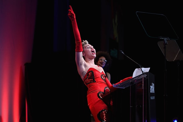 3. Майли не выдержала и присоединилась.