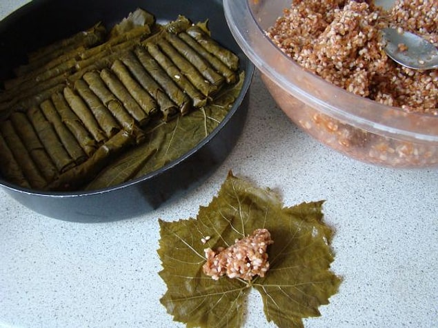 1. İncecik incecik yaprak sarma sarmak.
