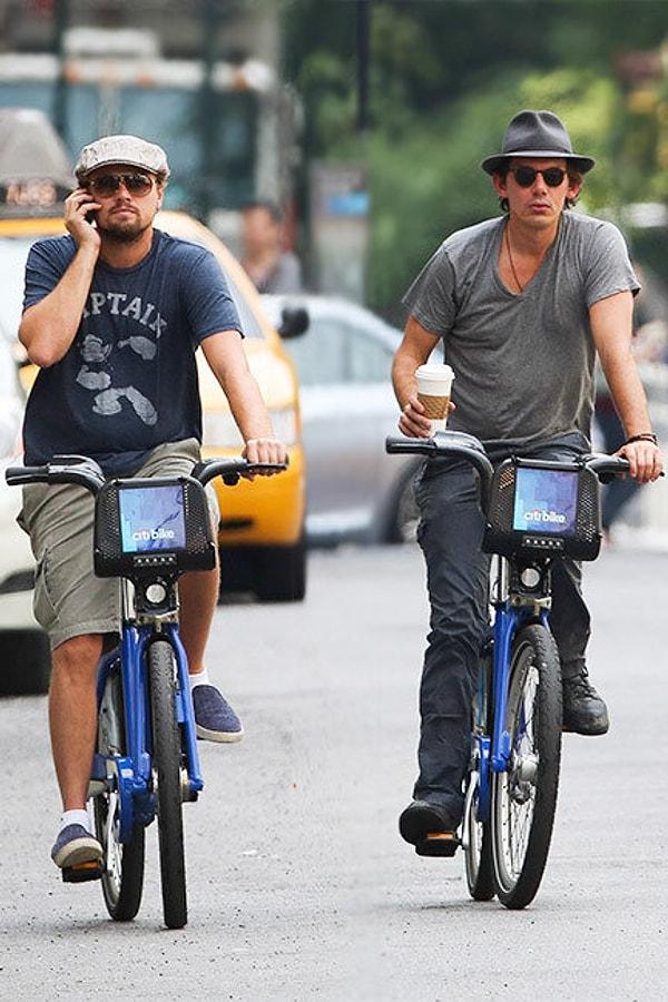 Oscarlı oyuncu, bisiklet keyfini ara sıra arkadaşlarıyla paylaşsa da, genelde sevgilileriyle sürüş keyfinin tadını çıkartıyor.