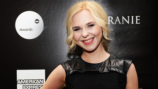 3. Певица очень волновалась перед предстоящим знакомством, но все прошло хорошо, избранницы хоккеистов встретили ее с теплотой.