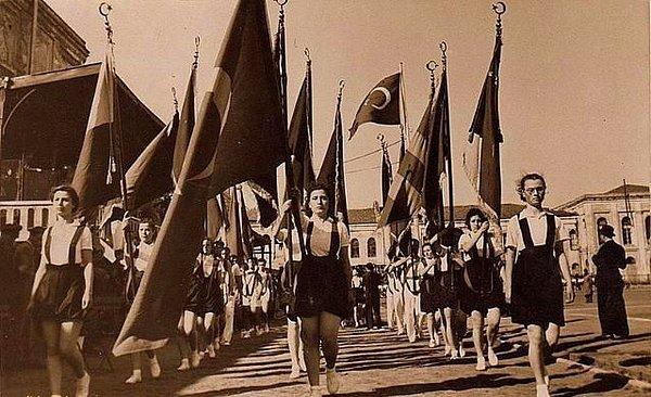 13. 19 Mayıs 1919, Birinci Dünya Savaşı’ndan sonra topraklarımızın yabancı işgalinde bulunduğu günlerde Mustafa Kemal Atatürk’ün çözüm arayışı içinde Bandırma vapuru ile Samsun’a çıktığı tarihtir ve yaşatılmalıdır.
