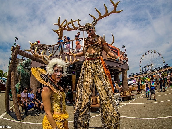 12. А эти ребята встречали всех у бара Jägermeister.