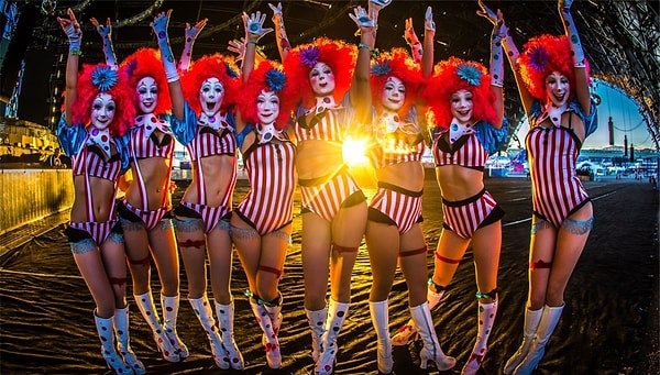 2. Все здесь так и кипит - на сцене и вне ее постоянно происходит нечто интересное и захватывающее.