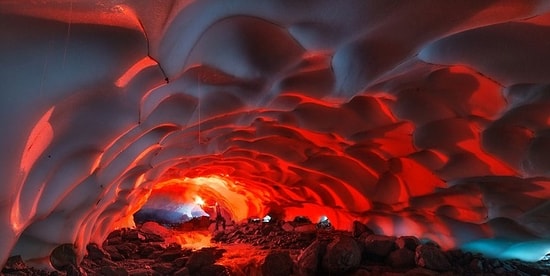 Потрясающая красота ледяной пещеры на Камчатке