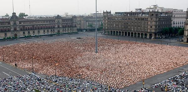 14. Binlerce gönüllü, Meksiko'daki Zocalo Meydanı'nda. 6 Mayıs 2007. Eski Aztek İmparatorluğu'nun kalbinde 18.000 gönüllü çıplak poz vererek bir rekora imza atmıştı. 6 Mayıs 2007.