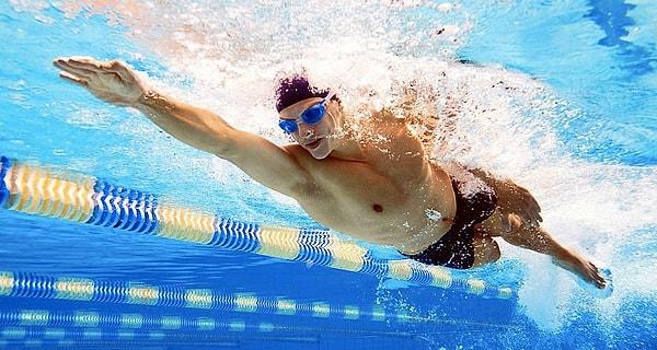 2. Yüzmek, vücudunuzun oksijeni daha verimli kullanmasını sağlar. Her nefeste daha çok oksijen alıp daha fazla karbondioksit vermeye başlarsınız.