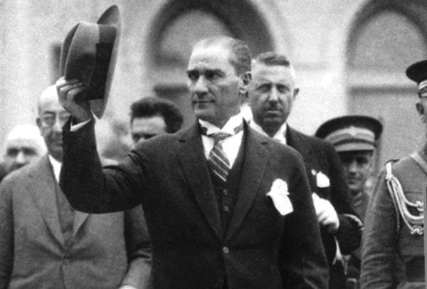Devrimci Atatürk!