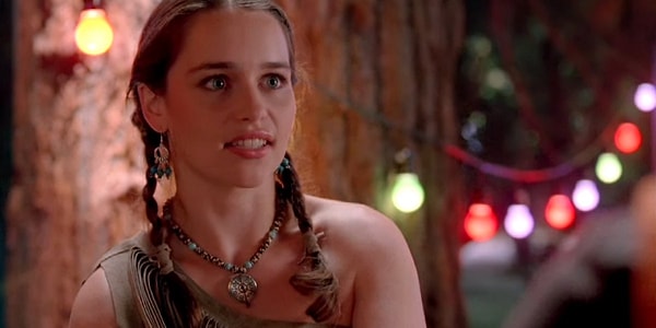 Эмилия Кларк в роли Саванны в фильме "Атака из Триасового периода"