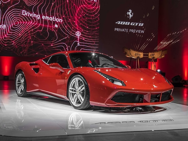 4. Дебют Ferrari 488 состоялся в прошлом году в Нью-Йорке.