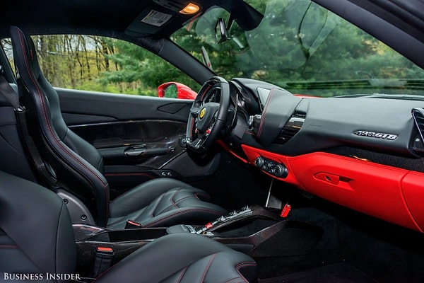 23. Вполне ничего. Как и в Ferrari 458, здесь достаточно места для двоих.