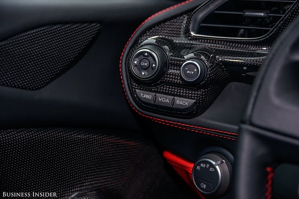 28. Благодаря кнопкам управления, можно настроить одну из приборных панелей.  Например, можно посмотреть, какой турбо разгон достиг двигатель.