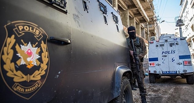 Diyarbakır'da yaralanan polis memuru GATA'da şehit oldu