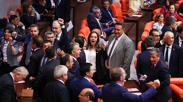 CHP vekiller 'Türkiye laiktir, laik kalacak' sloganlarıyla Meclis'i terk etti