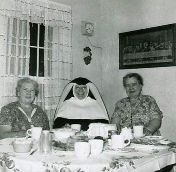 8. Yemekten sonra bu rahibe diğer iki kadını yer.