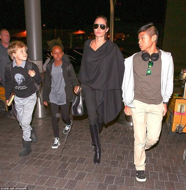 13. Jolie, çocukları Shiloh, Zahara ve Pax ile birlikte.