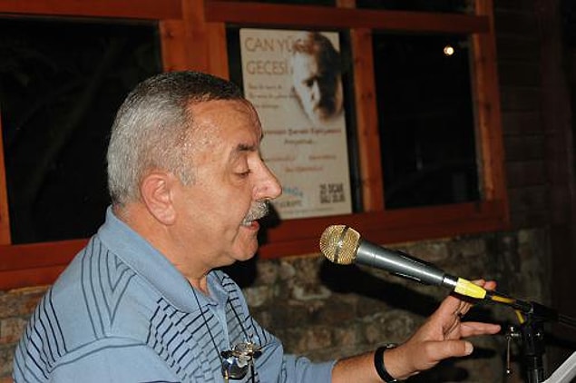 2. Dicle Üstü Ay Bulanık şiir kitabıyla 1996 Orhon Murat Arıburnu Şiir Ödülü'nü aldı.