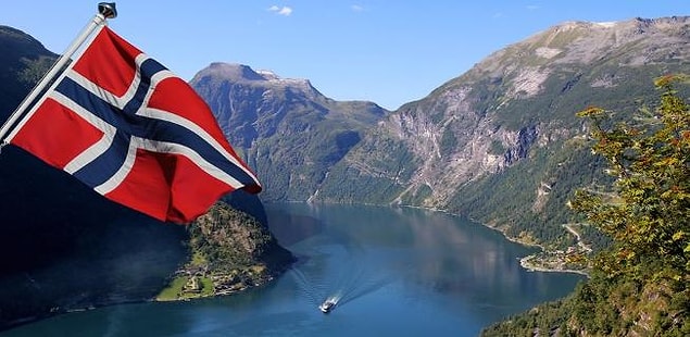 Norveç, müreffeh bir ülke olarak hazinesini büyük ölçüde denizden çıkardığı petrollere borçlu.