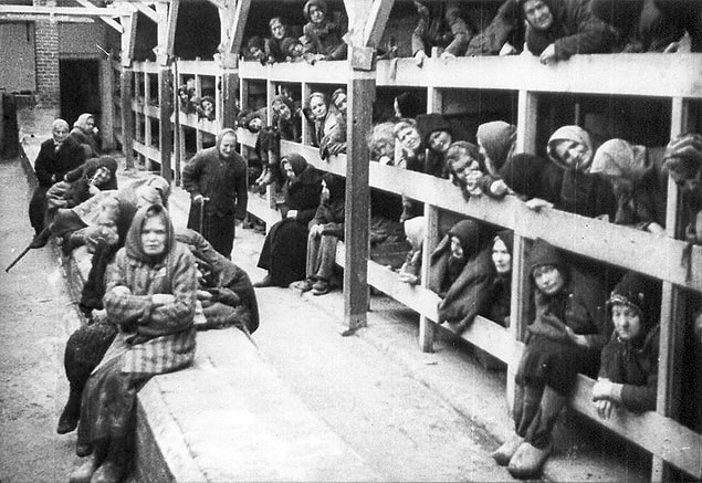 Kampa gönderilenlere yeni bir iş ve bir hayat vaad ediliyordu ve ölüme gittiklerini bilmeyen soykırım kurbanları değerli eşyalarını, aile yadigarlarını yanlarında getiriyordu.