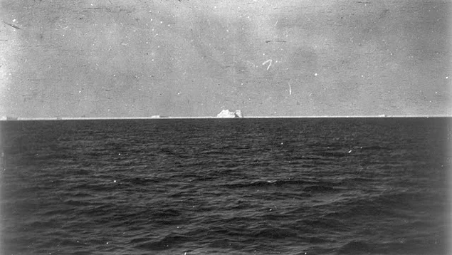 Geminin batışına sebep olan buz dağının kazanın ardından çekilmiş fotoğrafı.