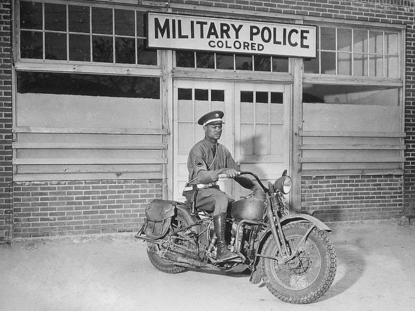 İkinci Dünya Savaşı esnasında siyah bir polisin motosiklet üzerinde verdiği poz.