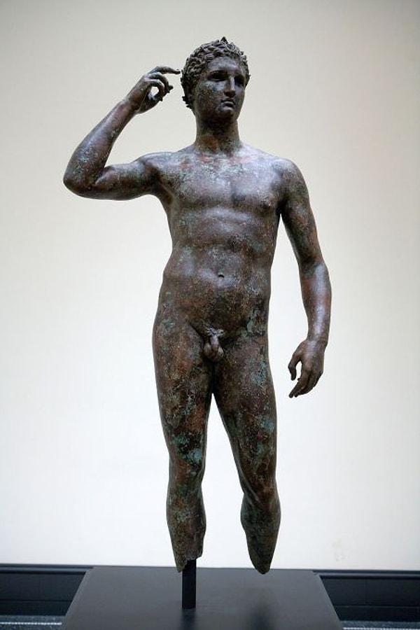Antik Yunan heykelleri dönemin felsefi anlayışına uygun olarak idealist ve dengeli bir estetik anlayış üzerine yapılıyordu.