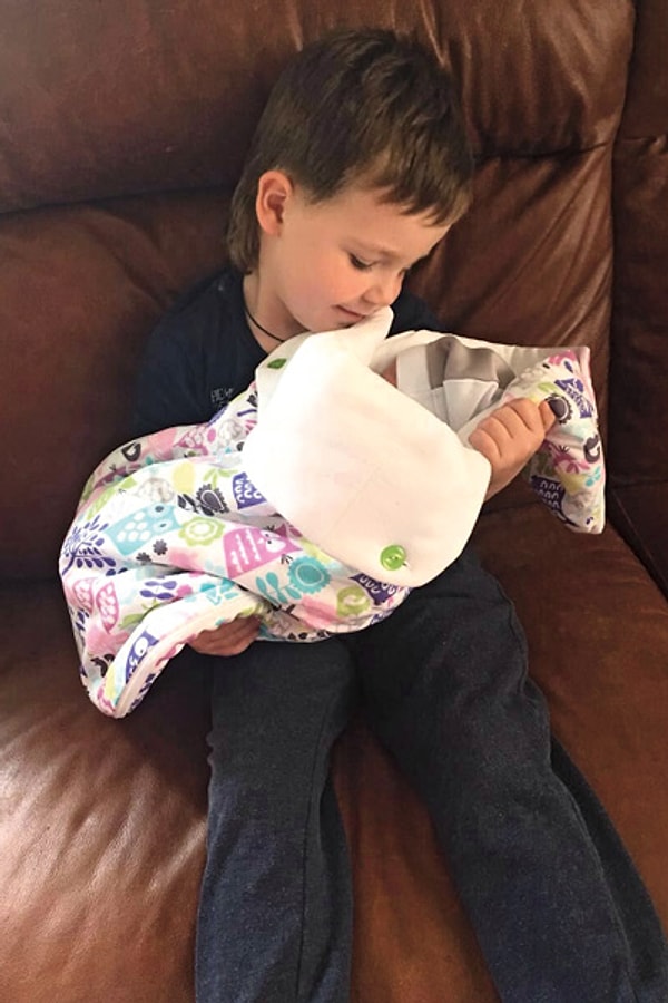 4. Знакомство старшего сына Пынзарей – Темы с младшим братом прошло гладко. Мальчик обожает крошку Давида и уже мечтает о том, как будет учить его играть в футбол