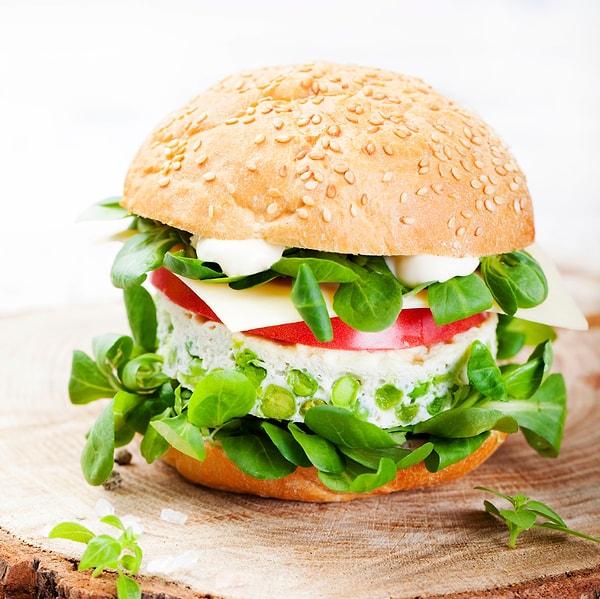10. İçinde et yerine yuvarlak bir peynir dilimi bulunan, salatanın burgere dönüştürülmüş hali