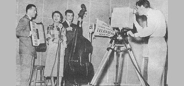 14. TRT'nin ilk programlı radyo yayınının yapılmasına 18, ilk televizyon yayınına ise 22 yıl vardı.
