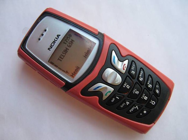 4. Bazı yeni telefon modellerinin su geçirmediği iddia ediliyor. Denenmek istese de bu riski kimse göze alamıyordu.