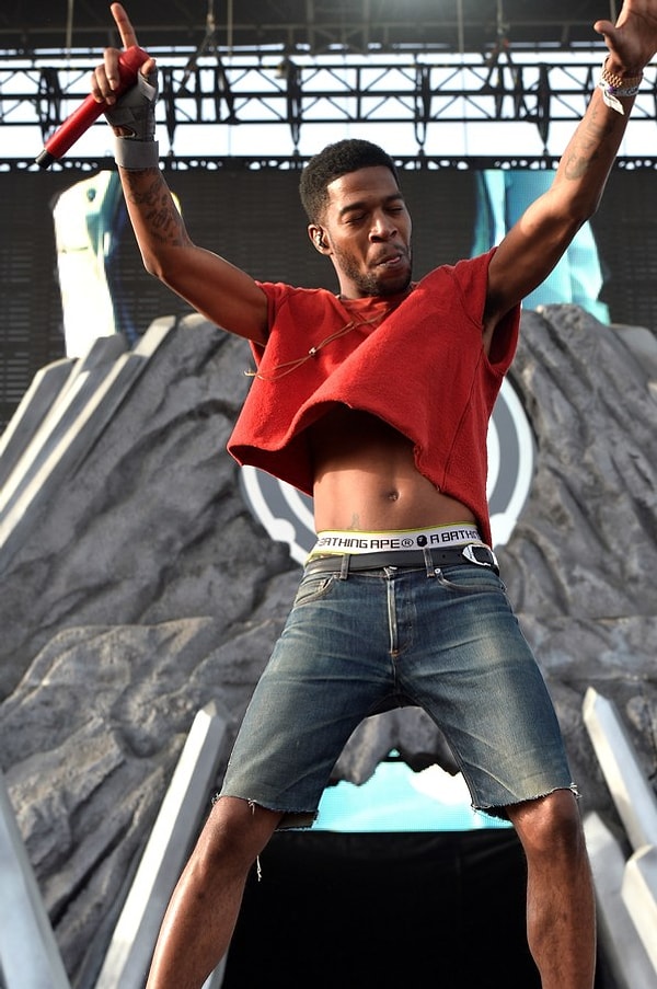 9. Новое начало тому положил Фестиваль музыки и искусств Коачелла. Рэпер Кид Кади появился на нем в короткой красной спортивной футболке.