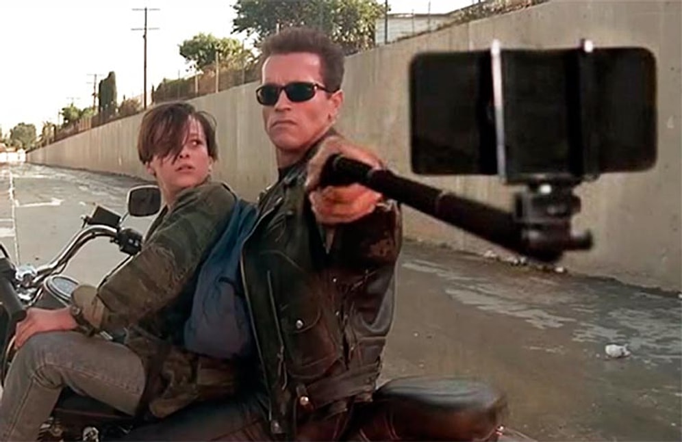 Efsane Filmlerdeki Silahları Selfie Çubuklarıyla Değiştiren Projeden 22 Eğlenceli Fotoğraf