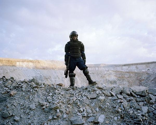 3. David Chancellor'dan "Untitled # IV" (Adsız # IV), North Mara Madeni'nde bir güvenlik görevlisi, 2011.