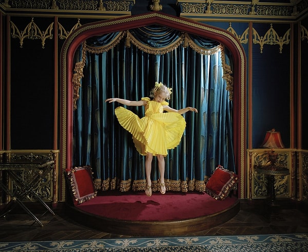 1. Это фото Анны Скальдманн из серии «Маленькие взрослые» называется «Варвара в своем домашнем кинотеатре» и показывает, что значит родиться в привилегированной семье. Сама Скальдман описывает это изображение как «Бабочка, пытающаяся сбежать».