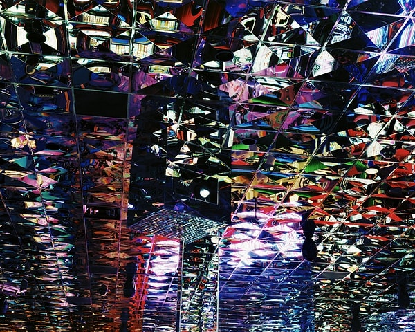 11. Фотография под названием «Прожектор» исследует новые казино. На фотографии «Прожектор» можно видеть блестящий, красивый потолок нового казино – джек-пот, на который в исступлении рассчитывают посетитель. Но это иллюзия – вместо двери – потолок, конец – вместо начала.