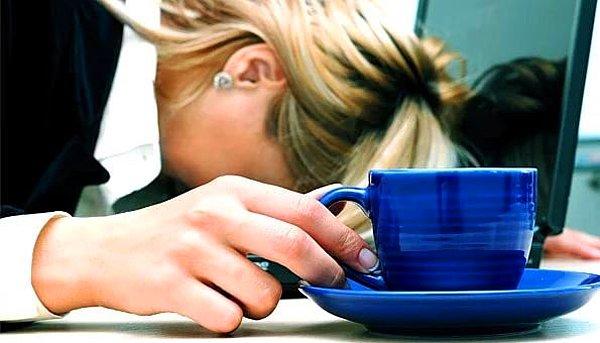 3. Kahve içmeden kendine gelemeyen iş koordinatörü Ş.P. aşırı kahveden kalp krizi geçirip masasında ölüverdi.