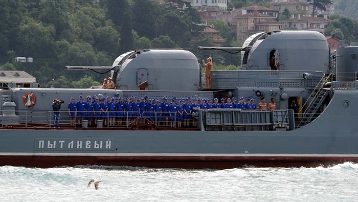 Rus Savaş Gemisi Boğaz'dan Bu Sefer de Güvertesinde Kadın Askerlerle Geçti