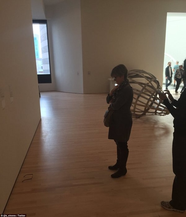 6. Имя молодого человека стало известно, когда он разместил в своем Твиттере фотографии и комментарии.