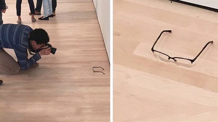 İki Kafadar Sanat Galerisinde Yere Gözlük Bıraktı, İnsanlar Sanat Eseri Sandı!