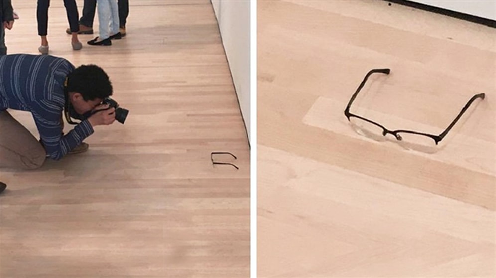 İki Kafadar Sanat Galerisinde Yere Gözlük Bıraktı, İnsanlar Sanat Eseri Sandı!