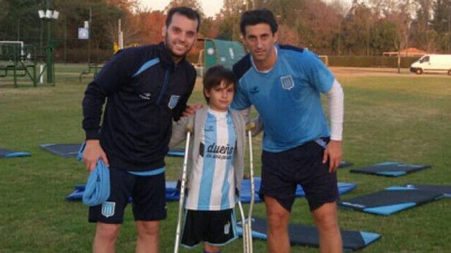 Görüntünün yayılmasından sonra konu basının da ilgisini çekti ve Diego Milito hayranı 10 yaşındaki Santiago Fretes brandanın üzerinden seyretmeye çalıştığı futbolcularla buluştu