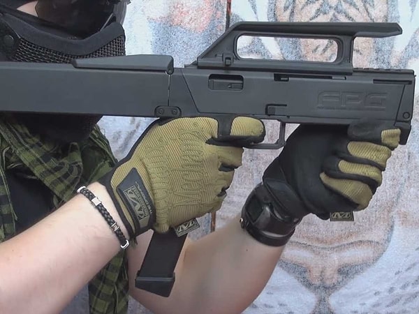 14. Автомат Magpul FMG-9 способен складываться в треугольник размеров с батарейку для ноутбука. Его чаще изготавливают из облегченного полимера, чем из металла.