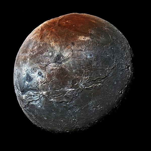 8. Plüton'un en büyük doğal uydusu Charon, ismini ölüleri kayıkla ölüler ülkesine taşıyan Kharon'dan alır.