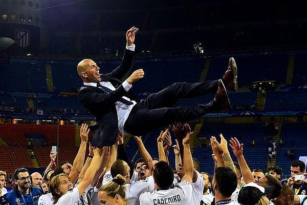 Teknik direktör Zidane oyuncular tarafından havaya atıldı